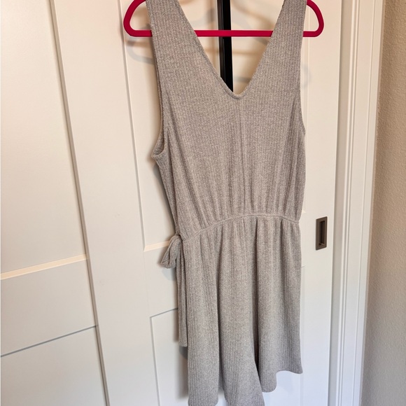 NWT Gray Sleeveless V-Neck Romper - Picture 6 of 7